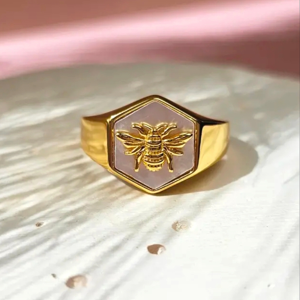 Honeycomb Pearlized Enamel Gold Ring